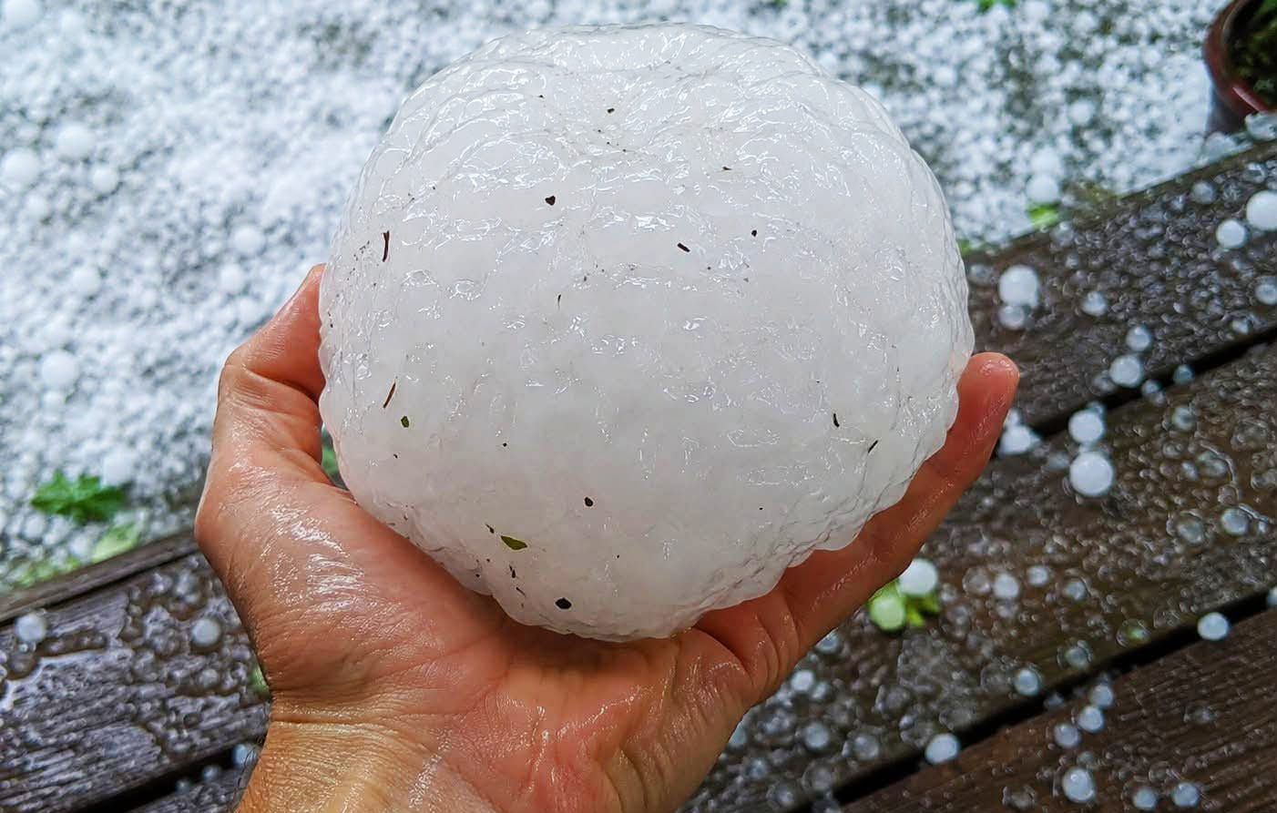 Granizos del tamaño de pelotas de tenis causan daños en Ardèche Granizos del tamaño de pelotas de tenis causan daños en Ardèche